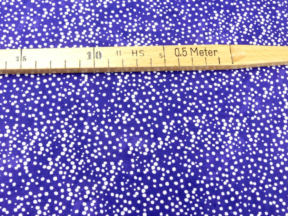 Patchworkstoff Clothworks Snowville Punkte auf blau Detailansicht mit Maß